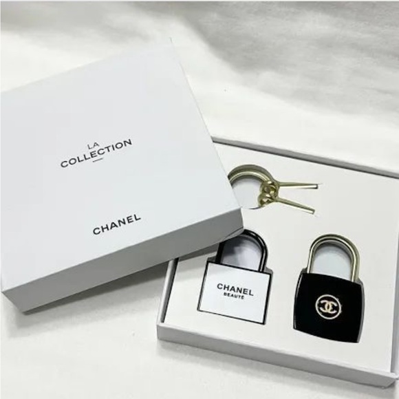 CHANEL Accessories - CHANEL BEAUTÈ Lock & Key Set 🔐